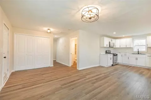 Living - 403 Shellview St, Bethalto, IL 62010 photo 3 of 4