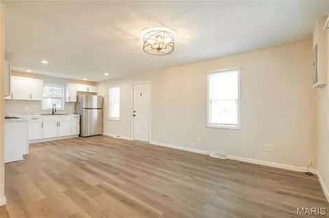 Living - 403 Shellview St, Bethalto, IL 62010 photo 2 of 4