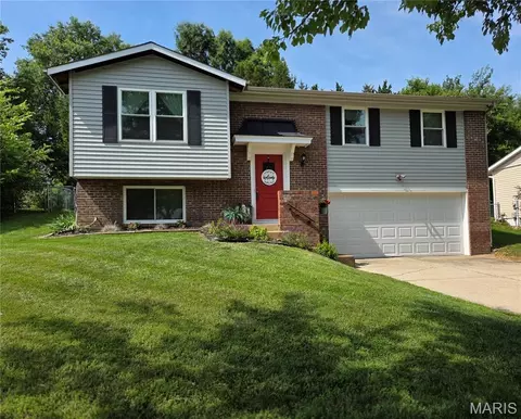 1382 Premio Dr, Fenton, MO 63026