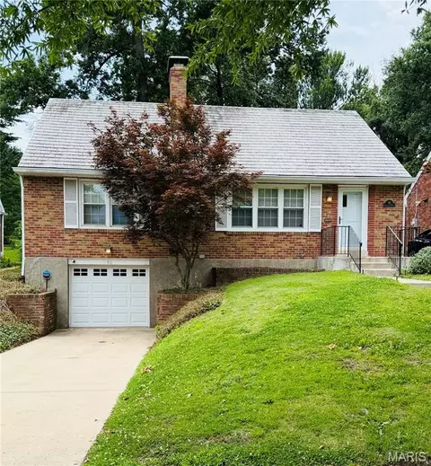 90 Greendale Dr, Greendale, MO 63121