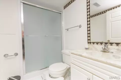 Bath - 640 Painted Vista Dr, Ballwin, MO 63021 photo 2 of 2