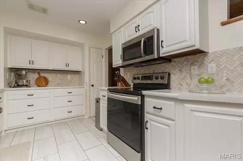 Kitchen - 640 Painted Vista Dr, Ballwin, MO 63021 photo 3 of 4