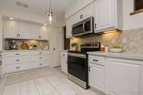Kitchen - 640 Painted Vista Dr, Ballwin, MO 63021 photo 1 of 4