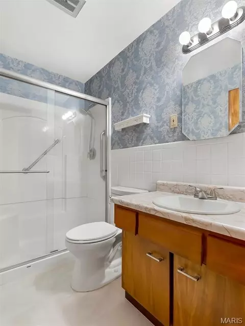 Bath - 118 Dawn Dr, Washington, MO 63090 photo 2 of 2
