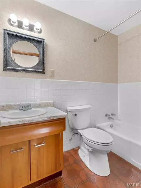 Bath - 118 Dawn Dr, Washington, MO 63090 photo 1 of 2