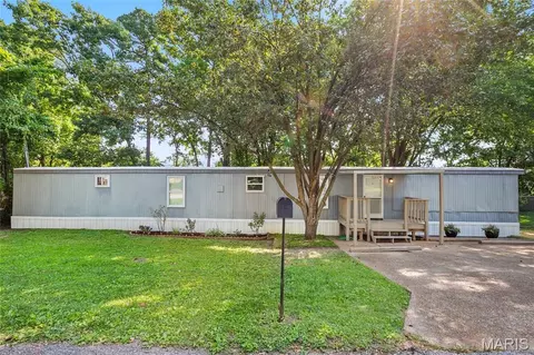859 Thousand Pines Dr, Fenton, MO 63026