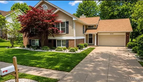 16740 N Fork Ridge Dr, Florissant, MO 63034