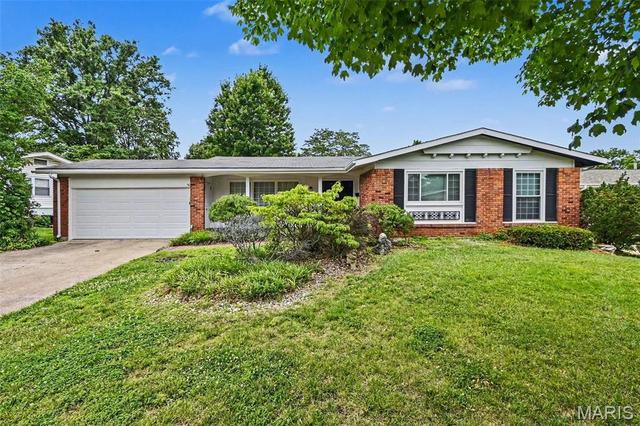 3265 Classic Dr, Florissant, MO 63033