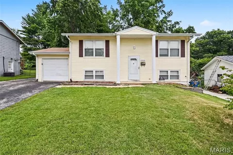 1555 Ville Gloria Ln, Hazelwood, MO 63042