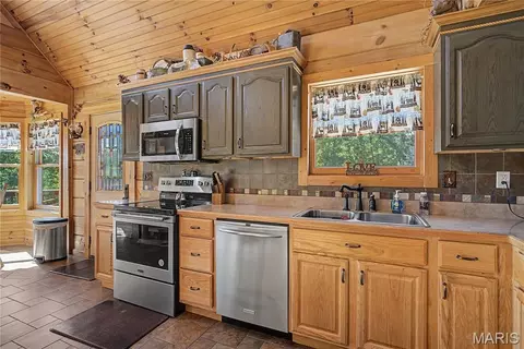 Kitchen - 10450 Ok Rd, Bonne Terre, MO 63628 photo 2 of 5