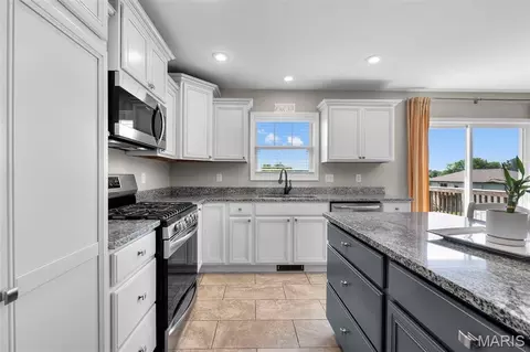 Kitchen - 179 Fraser Rdg, Jackson, MO 63755 photo 2 of 4