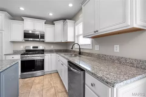 Kitchen - 179 Fraser Rdg, Jackson, MO 63755 photo 3 of 4