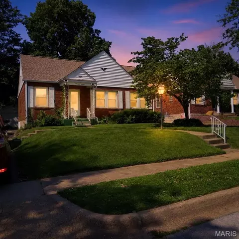 9007 Osage Ln, Saint Louis, MO 63114