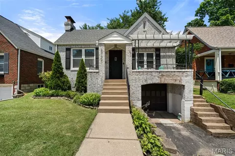 8777 Bridgeport Ave, Brentwood, MO 63144
