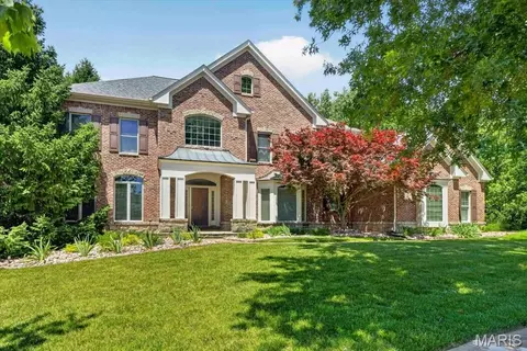 1059 Greystone Manor Pkwy, Chesterfield, MO 63005