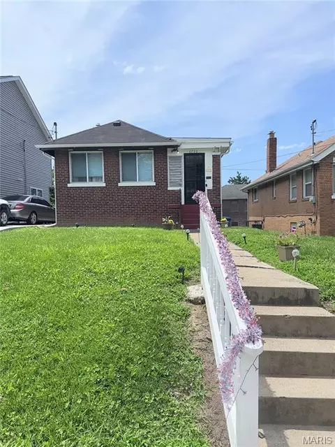 6730 Wynhill Dr, Saint Louis, MO 63133