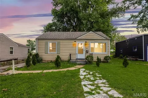 9515 Echo Ln, Saint Louis, MO 63114
