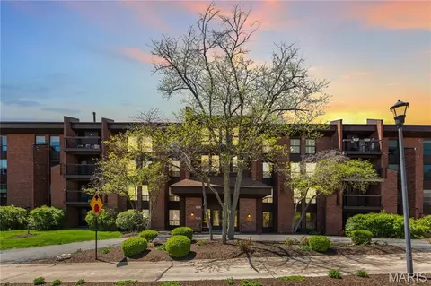 585 Coeur De Royale Dr #206, Creve Coeur, MO 63141