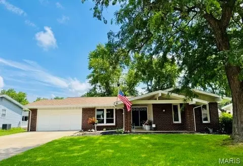 741 Lamplight Ln, Hazelwood, MO 63042