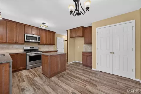 Kitchen - 1412 Apple Valley Dr, O'fallon, MO 63366 photo 2 of 3