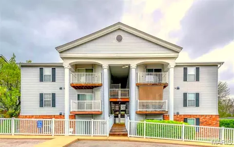 12401 Somerset Place Dr #E, Saint Louis, MO 63128