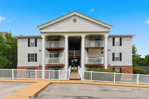 12401 Somerset Place Dr #E, Saint Louis, MO 63128