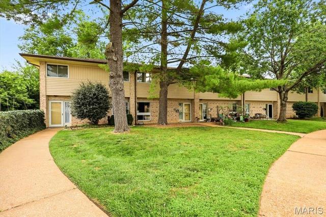 10053 Sakura Dr, Saint Louis, MO 63128