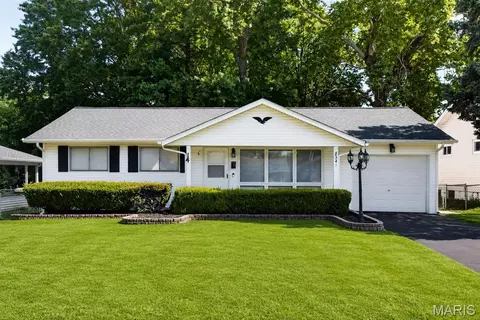 8341 Buddie Dr, Hazelwood, MO 63042