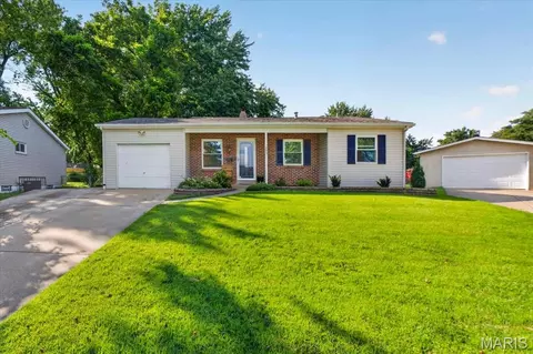 1285 Flora Ln, Florissant, MO 63031