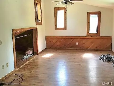 Living - 1408 Pine St, Dexter, MO 63841 photo 3 of 4