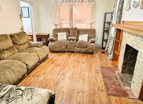 Living - 1408 Pine St, Dexter, MO 63841 photo 1 of 4