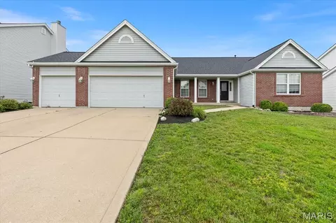 8010 Knights Crossing Dr, O'fallon, MO 63368