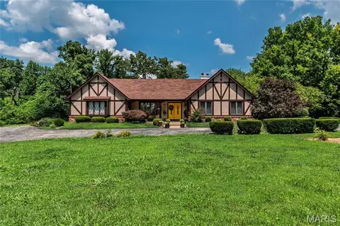 1191 Indian Bluff Ln, Saint Louis, MO 63138
