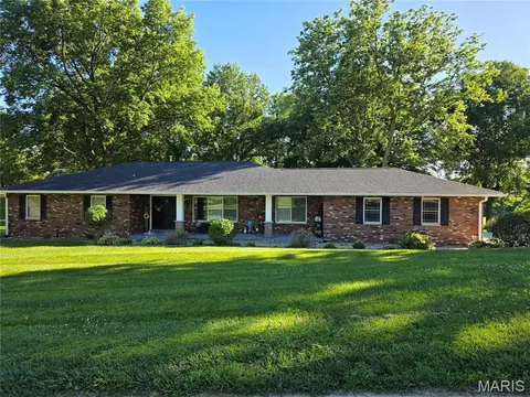 8 W W Lockhaven Ct, Edwardsville, IL 62025
