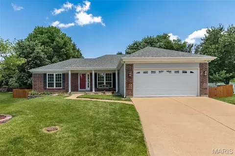 1600 Summerpoint Dr, Fenton, MO 63026