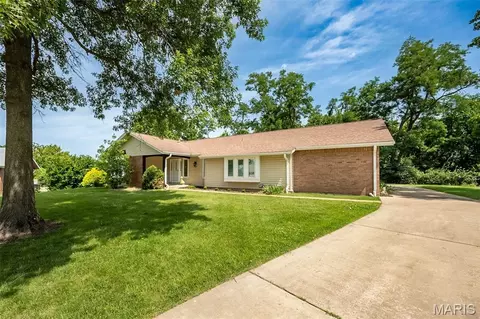 505 Hillbrook Dr, Ballwin, MO 63011 photo 2