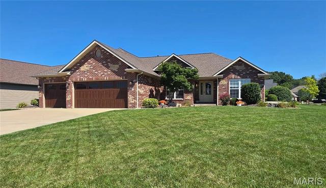 137 Stonebridge Bluff Dr, Maryville, IL 62062
