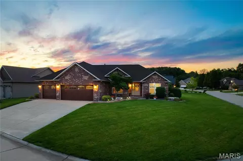 137 Stonebridge Bluff Dr, Maryville, IL 62062