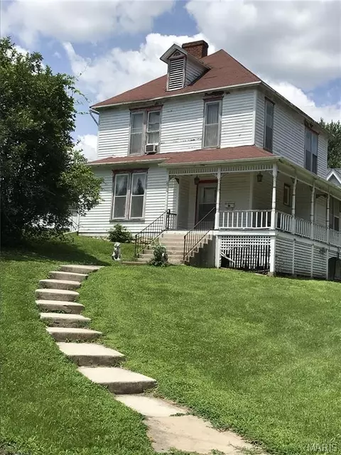 401 Jackson St, Louisiana, MO 63353