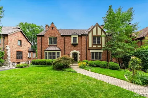 44 Broadview Dr, Clayton, MO 63105