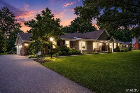 12312 Borcherding Ln, Des Peres, MO 63131