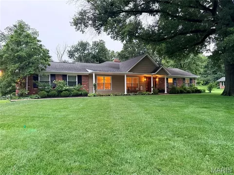 12312 Borcherding Ln, Des Peres, MO 63131