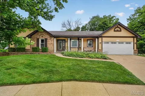 145 Rhinegarten Dr, Florissant, MO 63031