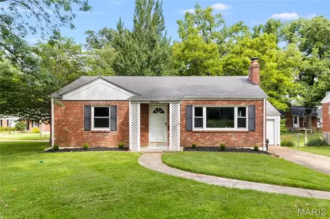 63 Turf Ct, Webster Groves, MO 63119