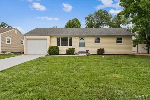 9516 Marbob Dr, Saint Louis, MO 63123