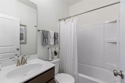 Bath - 2314 Castle Hill Dr, Rolla, MO 65401 photo 1 of 2