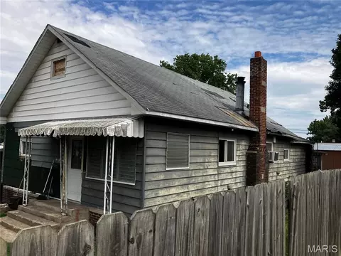 215 W 4th St, West Frankfort, IL 62896