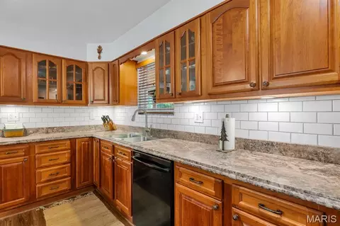 Kitchen - 8 Oakwood Est, Wright City, MO 63390 photo 4 of 4