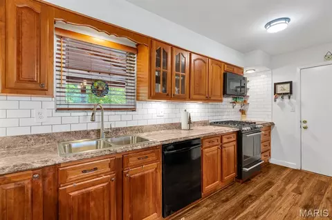 Kitchen - 8 Oakwood Est, Wright City, MO 63390 photo 3 of 4