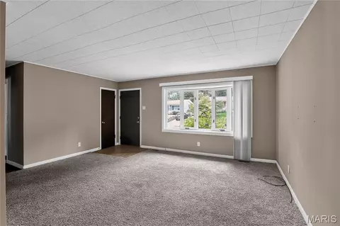 Living - 1027 Renshaw Dr, Ferguson, MO 63135 photo 2 of 5